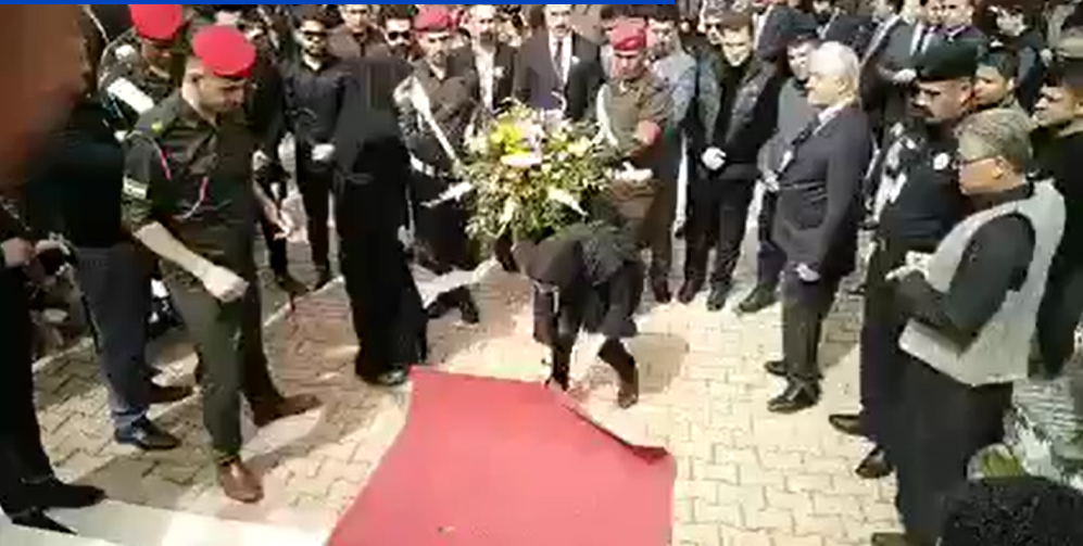 کەلسوم فەرشی سوری ژێرپێی بەرپرسەکان لە یادی کیمیابارانی هەڵەبجە کۆدەکاتەوە